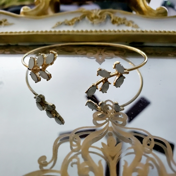 Jewelry - Gold leaf bracelet